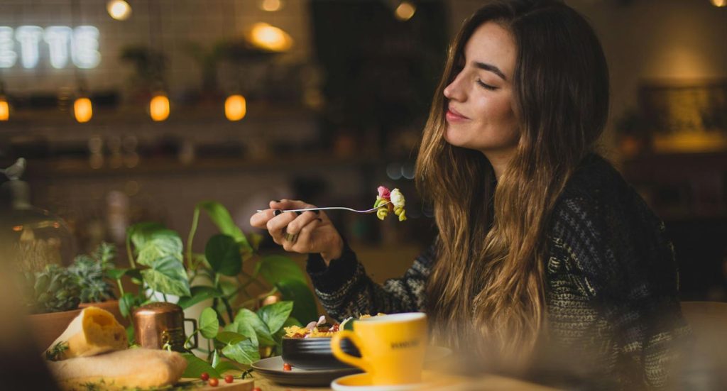 Comer prepara al sistema inmune para combatir infecciones.