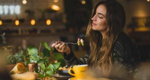 ¿Por qué debes comer al enfermar? La ciencia describe cómo trabajan las defensas