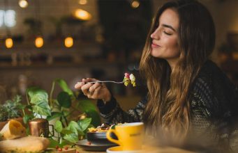 ¿Por qué debes comer al enfermar? La ciencia describe cómo trabajan las defensas